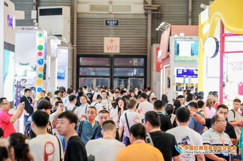 人流如潮星聚上海 第116屆中國(guó)日用百貨商品交易會(huì)盛大開幕，日用百貨銷售前景廣闊